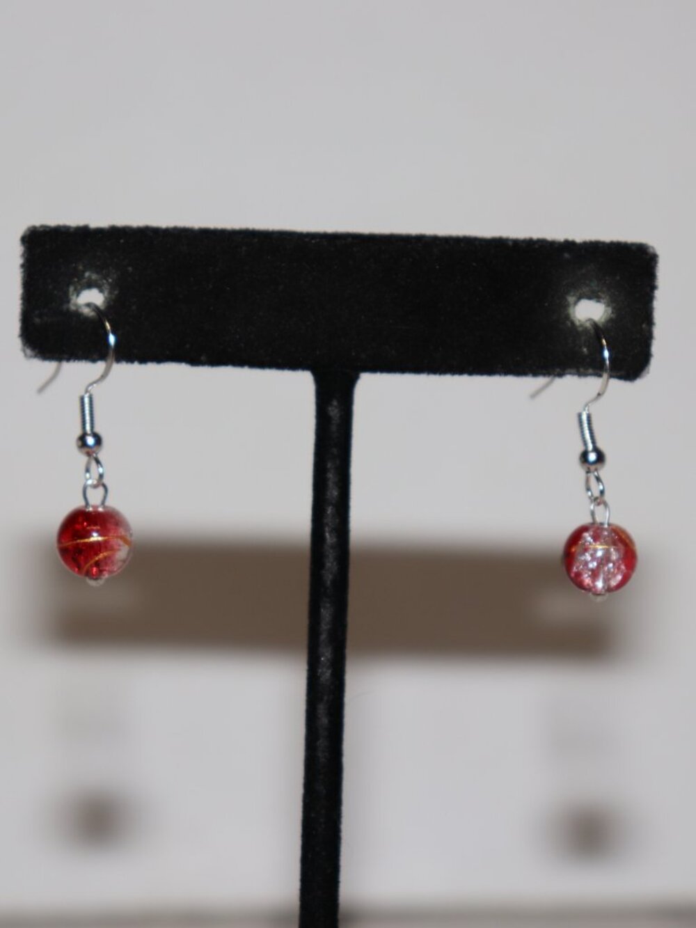 ❤️✨ NWOT Silver & Red Crackled Glass Dangle Earrings · 1 1/8"